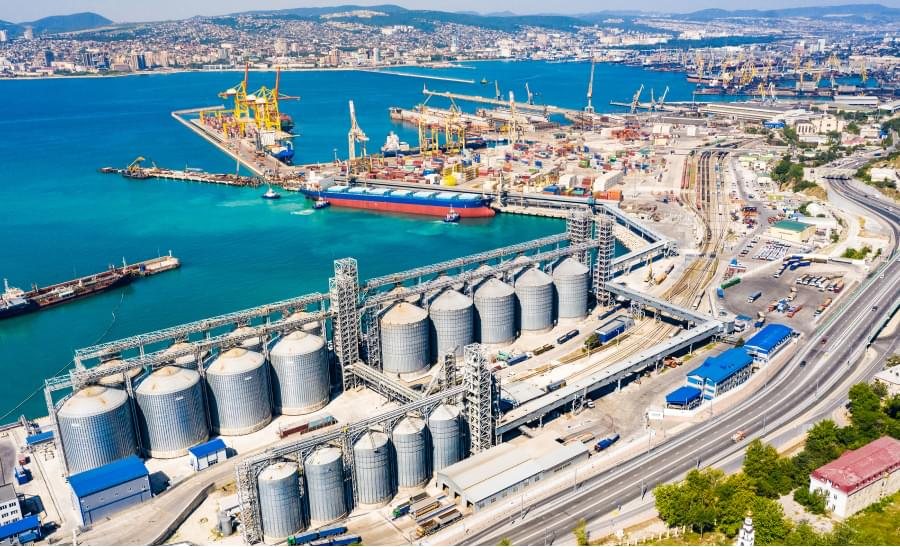 Silos e infraestrutura portuária — imagem ilustrativa